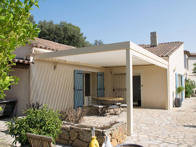 Pergola bioclimatique sur mesure Gard - Fenêtre sur les Alpilles