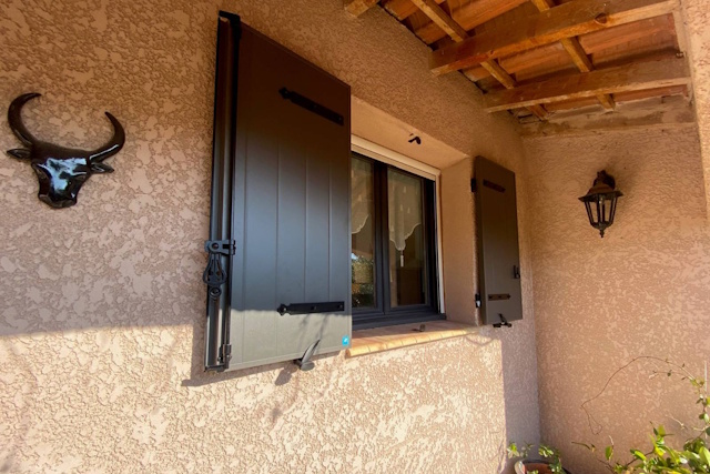 entreprise volets battants aluminium - Fenêtre sur les Alpilles