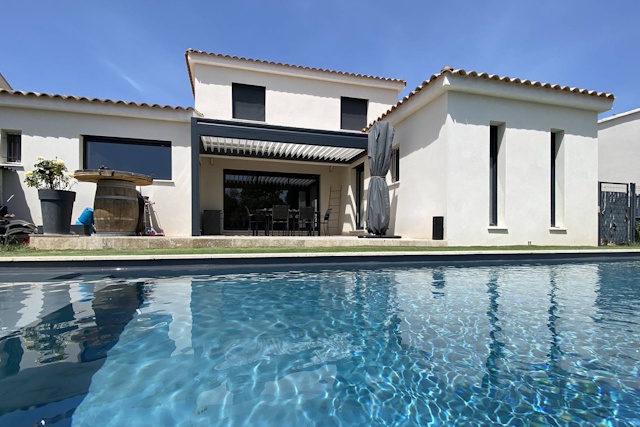 exemple réalisation installation menuiseries aluminium sur mesure - Fenêtre sur les Alpilles