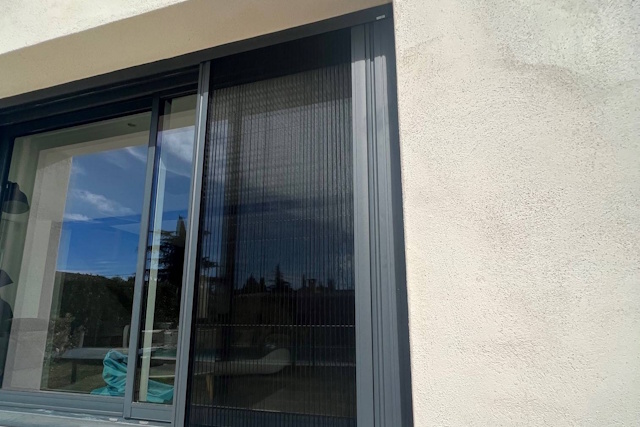 installateur moustiquaire sur mesure Bouches-du-Rhône Vaucluse Gard - Fenêtre sur les Alpilles