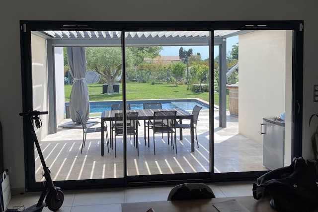 installation baie vitrée aluminium sur mesure - Fenêtre sur les Alpilles