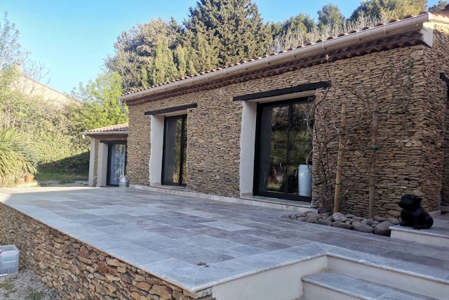 installation pergola bioclimatique - Fenêtre sur les Alpilles