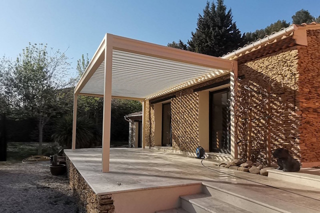 pergola bioclimatique aluminium sur mesure - Fenêtre sur les Alpilles