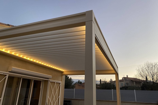 pergola bioclimatique aluminium sur mesure - Fenêtre sur les Alpilles