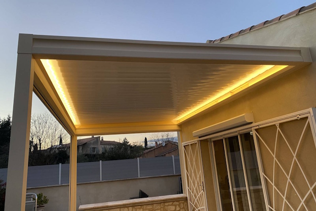 pergola bioclimatique sur mesure - Fenêtre sur les Alpilles
