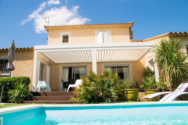 pergola sur mesure maison méditerranéenne - Fenêtre sur les Alpilles