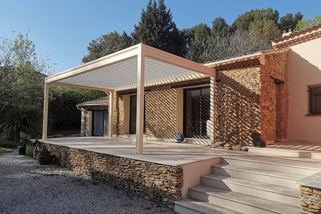 pergola sur mesure mas provençal - Fenêtre sur les Alpilles