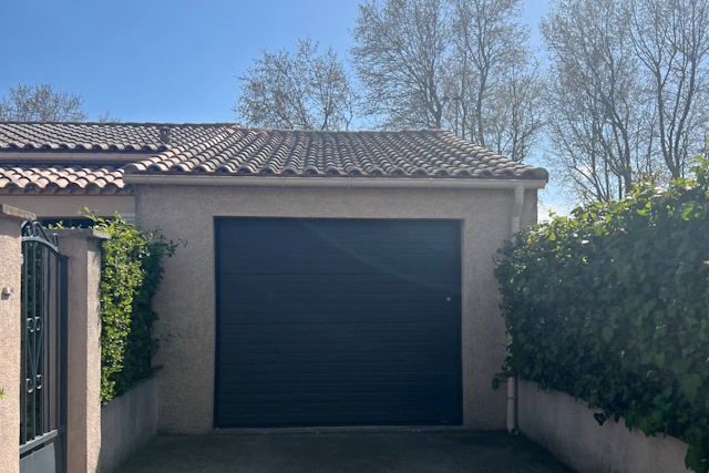 porte garage enroulable - Fenêtre sur les Alpilles