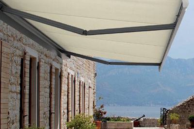 store banne motorisé sur mesure - Fenêtre sur les Alpilles