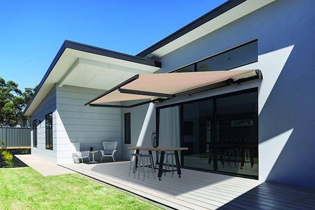 store banne sur mesure près de chez moi - Fenêtre sur les Alpilles