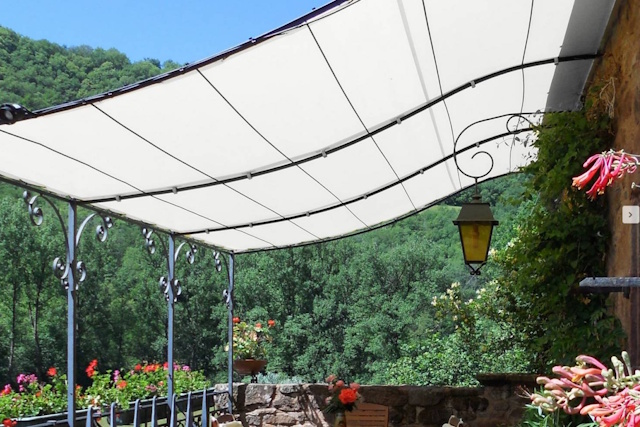 voile ombrage sur mesure tonnelle Bouches-du-Rhône Vaucluse Gard - Fenêtre sur les Alpilles