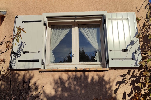volets battants aluminium - Fenêtre sur les Alpilles