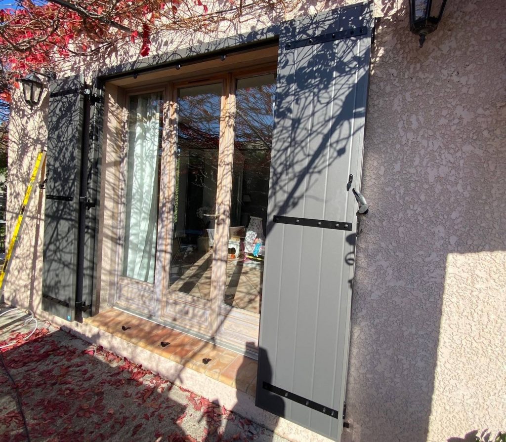 fermeture sur mesure Bouches-du-Rhône Vaucluse Gard - Fenêtre sur les Alpilles