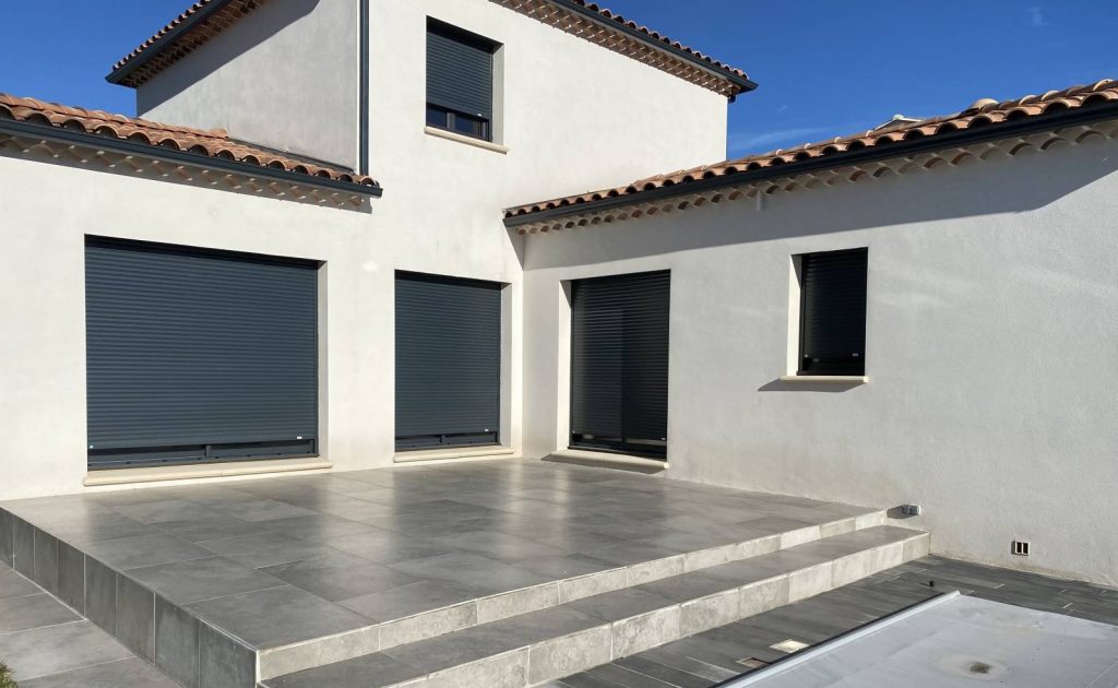 fermetures volet roulant sur mesure Bouches-du-Rhône Vaucluse Gard - Fenêtre sur les Alpilles