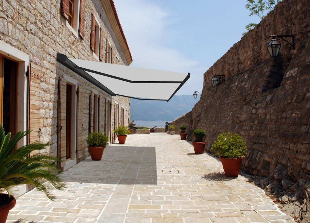 installateur store banne sur mesure Bouches-du-Rhône Vaucluse Gard - Fenêtre sur les Alpilles