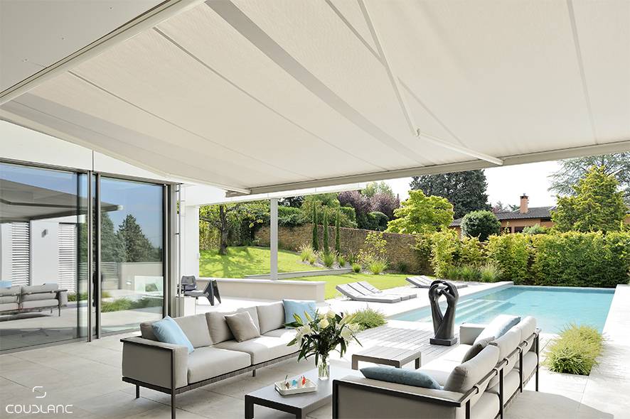 store banne sur mesure Vaucluse 84 - Fenêtre sur les Alpilles