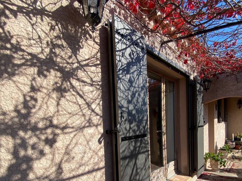 installateur volet battant alu sur mesure Bouches-du-Rhône - Fenêtre sur les Alpilles