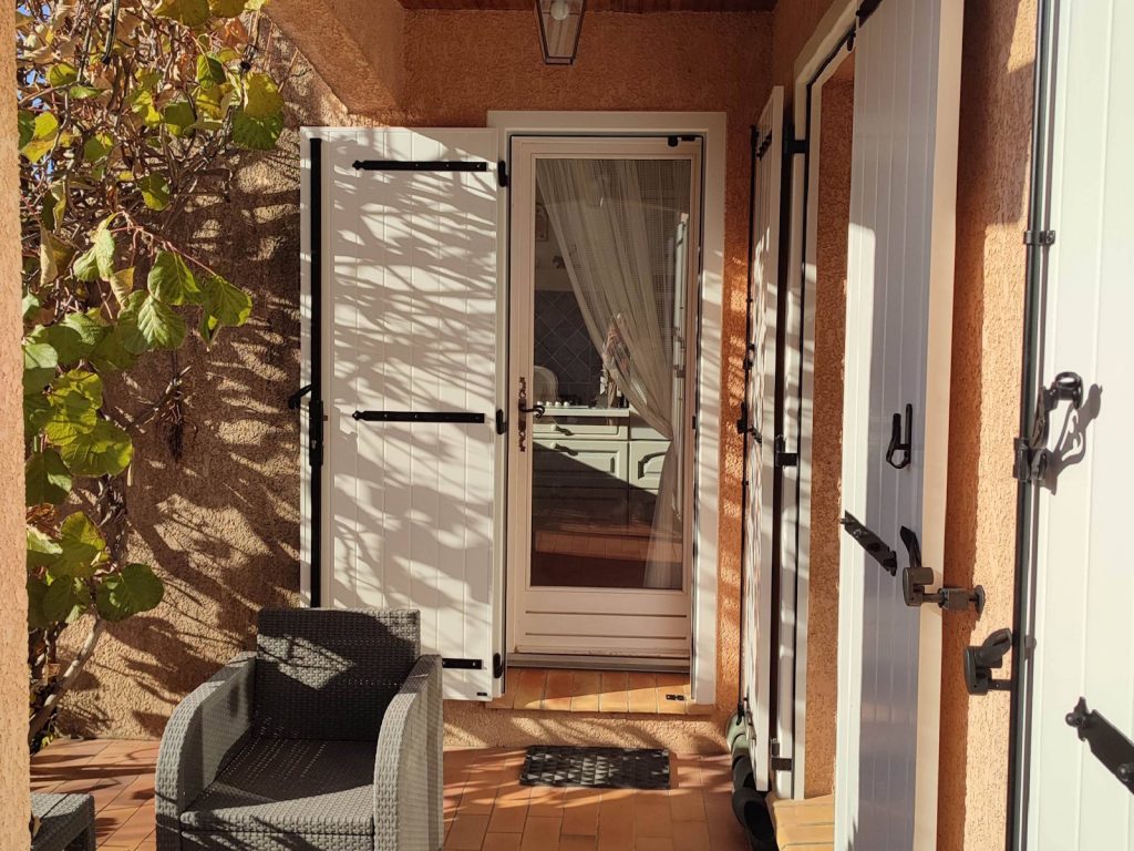 volet battant alu sur mesure Bouches-du-Rhône - Fenêtre sur les Alpilles