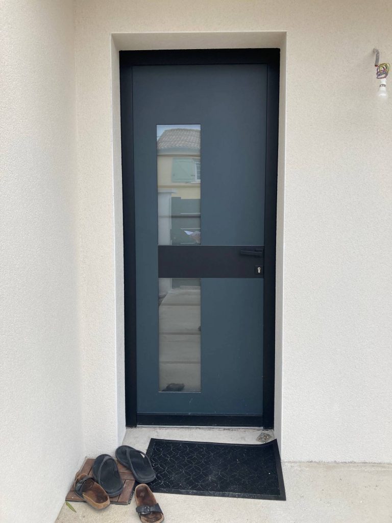 porte d'entrée aluminium sur mesure Bouches-du-Rhône - Fenêtre sur les Alpilles