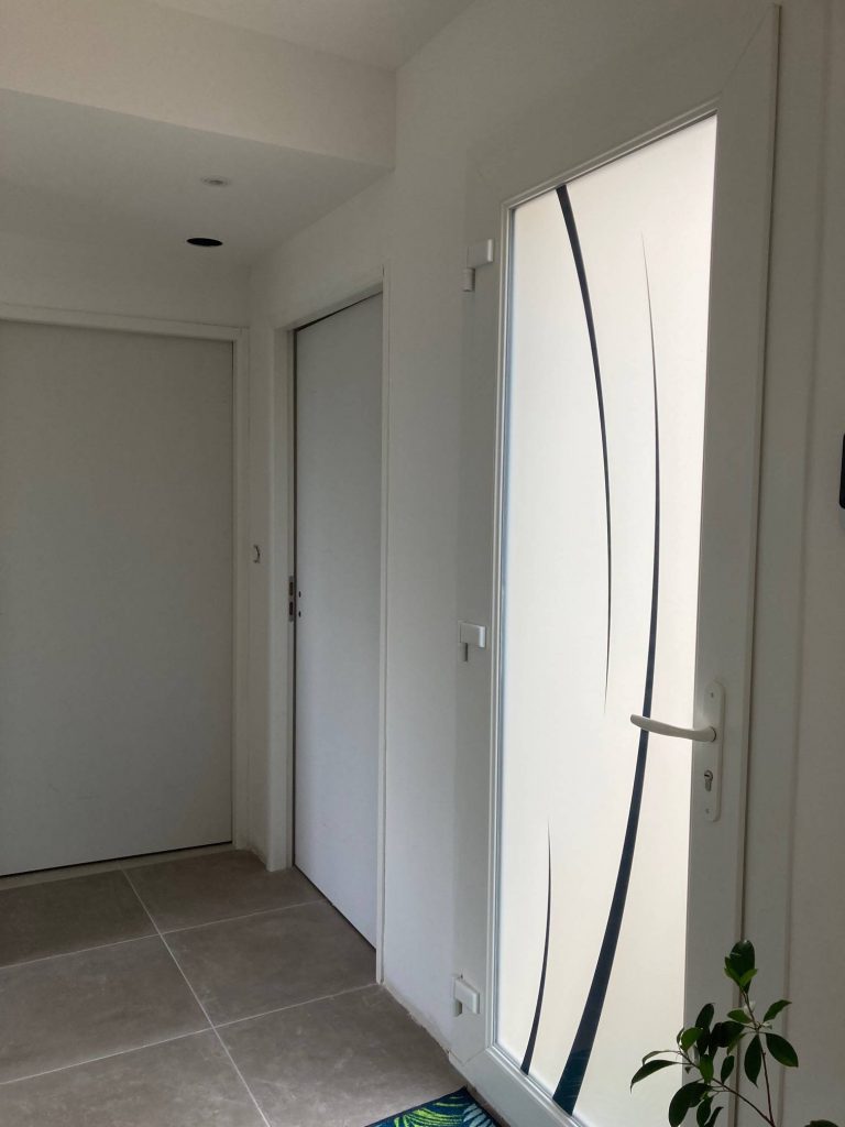 porte d'entrée aluminium sur mesure Vaucluse - Fenêtre sur les Alpilles