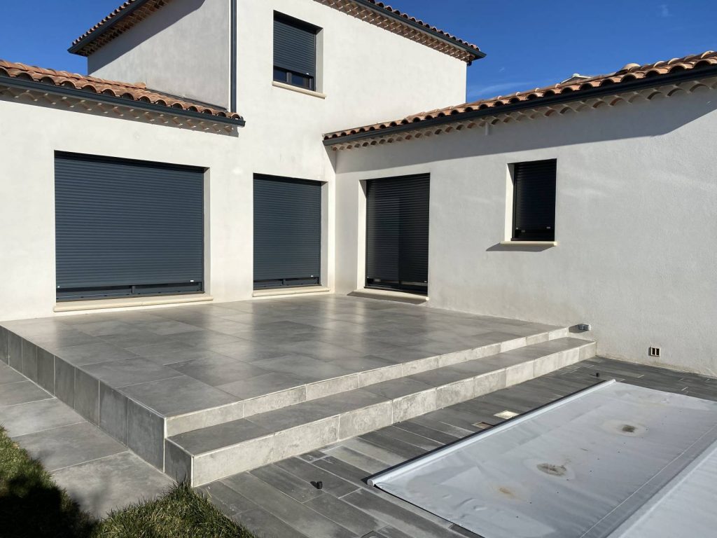 installateur volet roulant sur mesure Bouches-du-Rhône Gard Vaucluse - Fenêtre sur les Alpilles