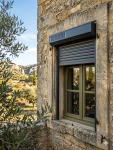 volet roulant solaire sur mesure Bouches-du-Rhône Gard Vaucluse - Fenêtre sur les Alpilles