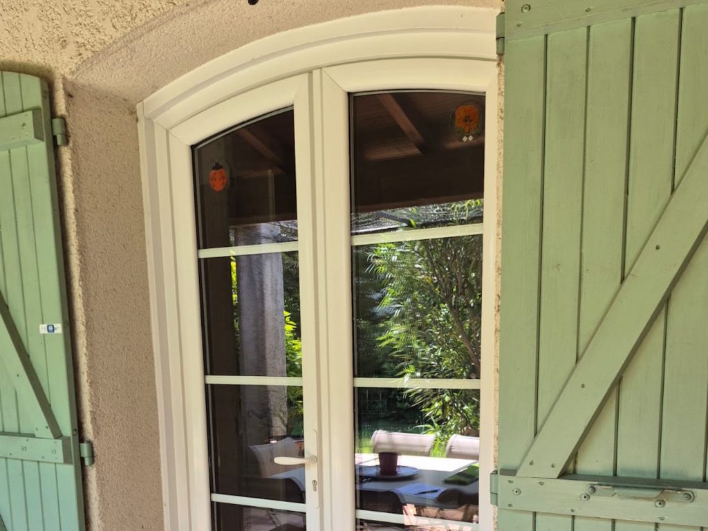 installateur fenêtres sur mesure Bouches-du-Rhône Gard Vaucluse - Fenêtre sur les Alpilles