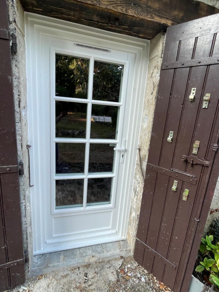 porte-fenêtre bois sur mesure Gard